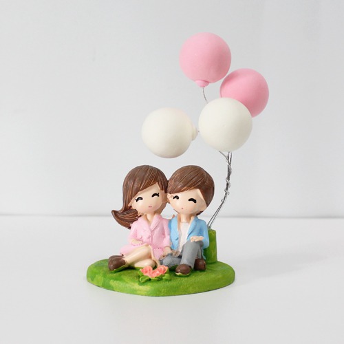 Resin Couple Showpiece With Balloon