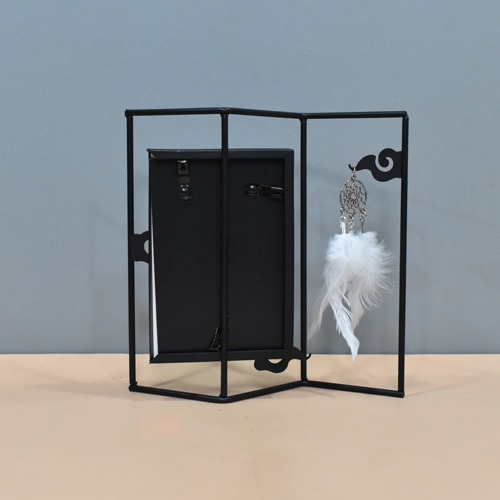 Vintage Black Metal Photo Frame with Feather Showpiece For Home & Office Decor ( Photo Size : 6 x 4 inches)